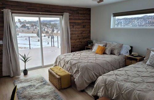 Alton House | New Home Between Zion & Bryce Secluded Patio Oasis Firepit Hammocks EV RV