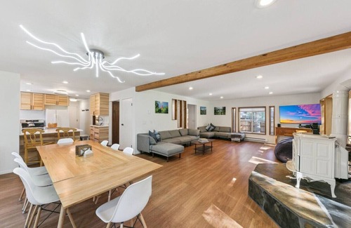 Christmas Valley House | *NEW* Hot Tub + Fire Pit + Playground