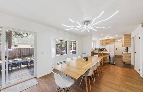 Christmas Valley House | *NEW* Hot Tub + Fire Pit + Playground