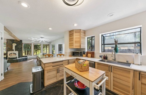 Christmas Valley House | *NEW* Hot Tub + Fire Pit + Playground