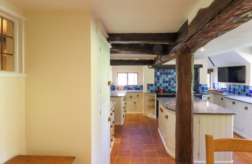 Ewhurst Green Cottage | NEW HOUSE FARM, pet friendly, with open fire in Bodiam