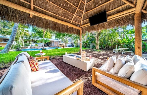 South Corals House | NEW! HTD POOL/HOT TUB/5 MIN TO BEACH/TIKI HUT!