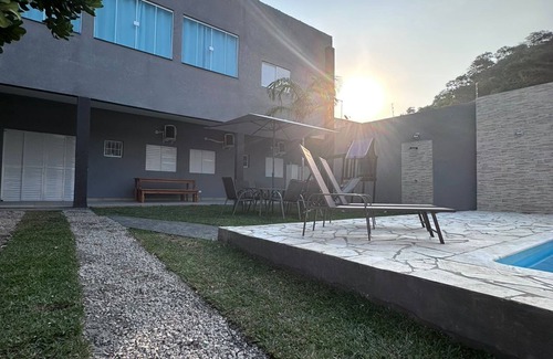 Jardim California House | New in the center of Caraguatatuba, with swimming pool and air conditioning.