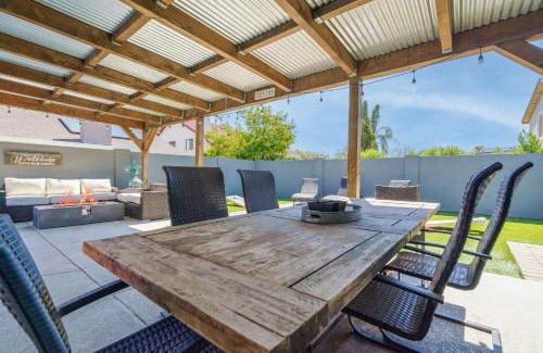 Glendale House | New king Beds Pool Hot Tub Outdoor Fireplace
