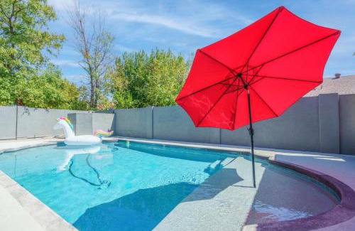Glendale House | New king Beds Pool Hot Tub Outdoor Fireplace