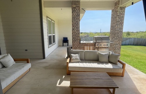 Graford House | NEW LAKE HOUSE HOT TUB/POOL/PRIVATE BOAT RAMP/BOAT SLIPS+DOCK/4/3 SLEEPS 10