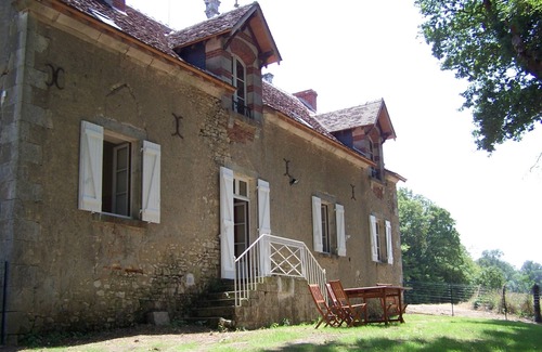 Arthon House | NEW- Large, quiet, independent gîte, south-facing, enclosed garden