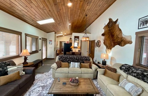 Gallatin Gateway Ski Chalet | NEW! LAST MINUTE SPECIAL! Spacious Modern Chalet, Close To Everything Big Sky, MT!