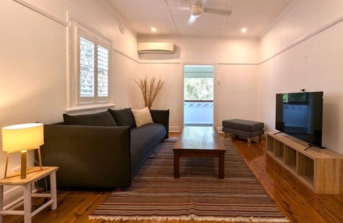 Kotara House | NEW listing - Charming 2-bedroom house with WiFi and AC in Kotara