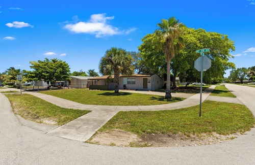 North Andrews Gardens House | New Listing! Chic Queen Suite Near Beach & Dining