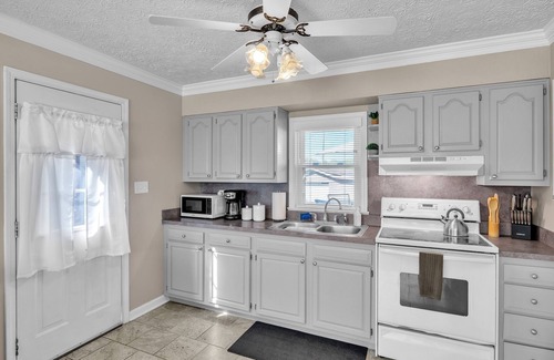 Jeffersonville - Clarksville House | NEW LISTING! Colonial Village Retreat 2BR