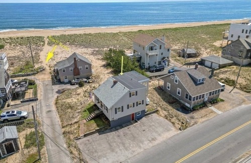 Newbury House | NEW LISTING DISCOUNT Oceanfront on Plum Island w/4+ bedrooms. Family friendly!