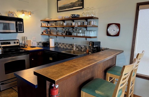 Yachats House | NEW LISTING! Fantasea! Enjoy dramatic crashing waves, fireplace, dog friendly!