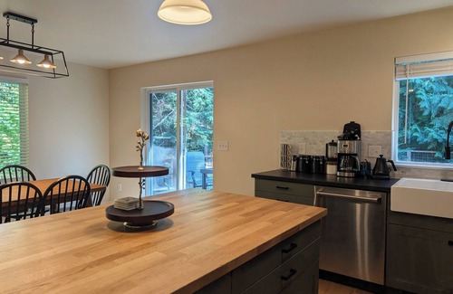 Ashford Cabin | NEW LISTING! Freshly Renovated - Sleeps 8! Offering HOT TUB+BBQ!