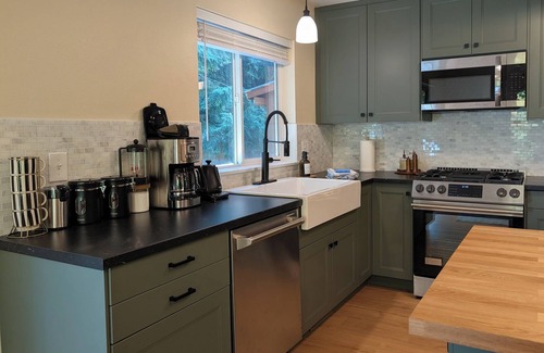Ashford Cabin | NEW LISTING! Freshly Renovated - Sleeps 8! Offering HOT TUB+BBQ!