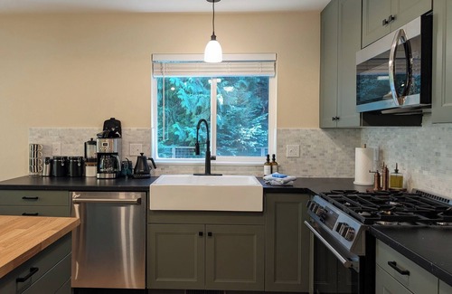Ashford Cabin | NEW LISTING! Freshly Renovated - Sleeps 8! Offering HOT TUB+BBQ!