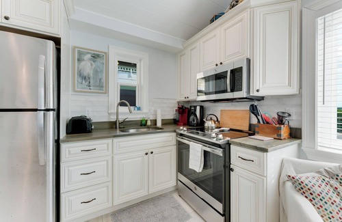 Bradenton Beach Cottage | NEW LISTING.nHigh Tide—- Beach and Bay just steps away!n