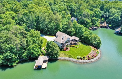 Moneta House | NEW LISTING! Secluded 5br Lakefront Oasis with Dock+Firepit+Kayaks- Sleeps 18