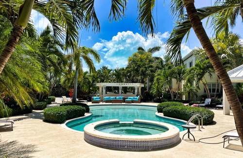 Leeward Settlement Condo | NEW LISTING: 1Bedroom Luxury Large Spacious Modern Condo close to Grace Bay