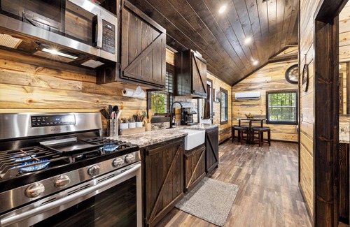 Ringold Cabin | NEW LISTING Tiny cabin, full kitchen, private back deck, fire pit, near lake