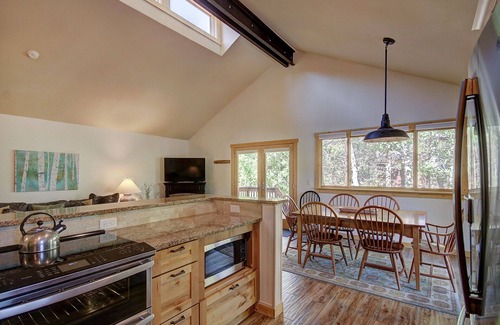 Warrior's Mark House | New Listing! Travelers Retreat! Close to Town and the Slopes! On the bus Route!