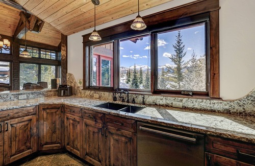 The Highlands Cabin | New! Long Ridge Lodge, Heavenly Views and Private Spa, Quiet Neighborhood.