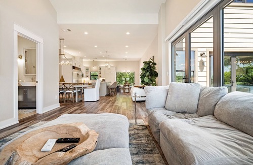 Kingsland House | NEW LOW FALL RATES - WATCH FOOTBALL ON THE DOCK - LUXURIOUS HOME on Lake LBJ -