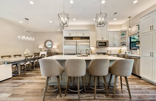 Kingsland House | NEW LOW FALL RATES - WATCH FOOTBALL ON THE DOCK - LUXURIOUS HOME on Lake LBJ -