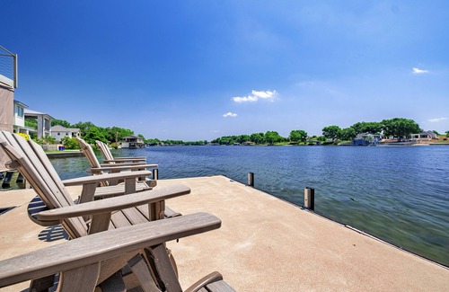Kingsland House | NEW LOW FALL RATES - WATCH FOOTBALL ON THE DOCK - LUXURIOUS HOME on Lake LBJ -
