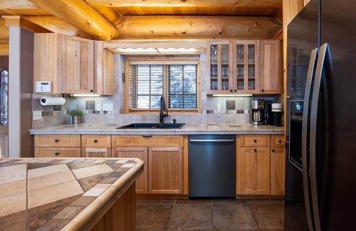 Blue River Ski Chalet | NEW Luminary Log Chalet - Seclusion & Skiing Nearby, Private Hot Tub