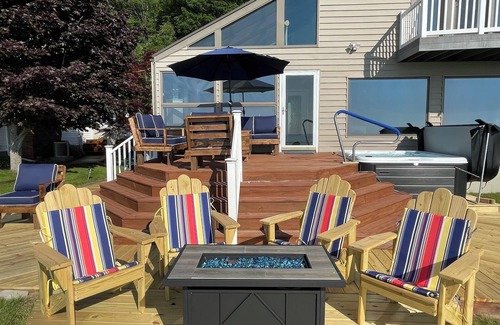 Mears House | New! Luxurious 5-bedroom home on Lake Michigan w/hot tub and lake access—Mears