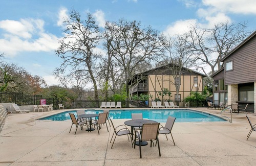 New Braunfels House | New! Luxurious Riverfront Condo Just 1 Blk to Schlitterbahn!