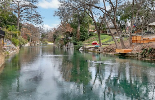 New Braunfels House | New! Luxurious Riverfront Condo Just 1 Blk to Schlitterbahn!