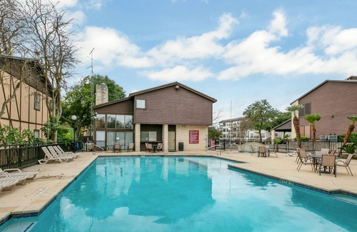 New Braunfels House | New! Luxurious Riverfront Condo Just 1 Blk to Schlitterbahn!