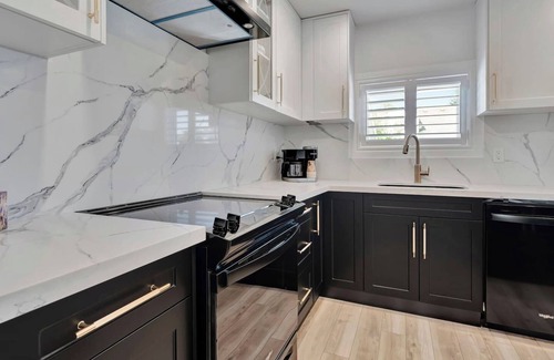 Port Dover House | NEW! Luxury 3BR - 5 minutes to Port Dover Beach