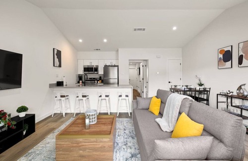 Barton Hills House | NEW Luxury Bungalow | Zilker & Barton Springs