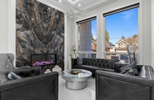 Surrey House | New Luxury Home 6BR HVAC Free Parking Pet Friendly