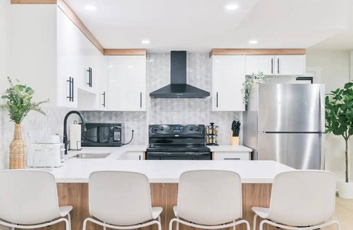 Calgary House | New! Min to Airport | Modern Private Suite