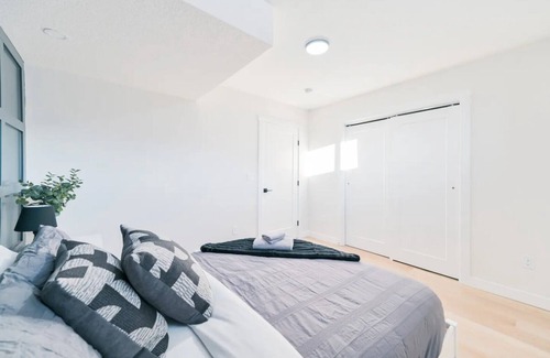 Calgary House | New! Min to Airport | Modern Private Suite