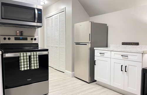 West Lebanon Apartment | NEW - Mins To DHMC/Hanover - Full Kitchen - Pet Friendly -Queen Size Bed