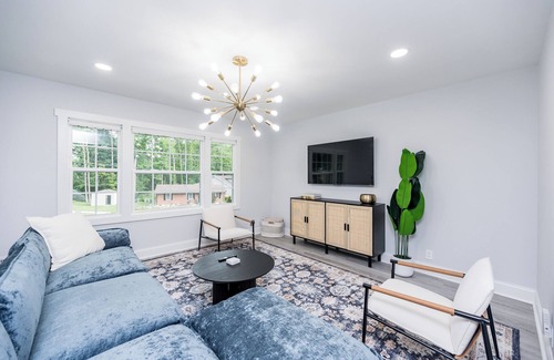 Northeast Raleigh House | NEW modern 10 guest retreat near Downtown, North Hills & NCSU w/fenced backyard