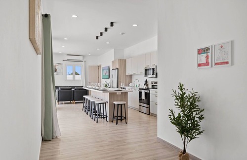 Papaya House | NEW Modern 3BR! Private pool! BBQ grill!