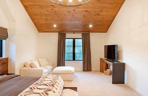 Windham Cabin | NEW Modern Cabin | 8 Mins From Skiing | Hot Tub