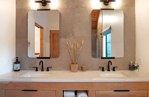 Windham Cabin | NEW Modern Cabin | 8 Mins From Skiing | Hot Tub