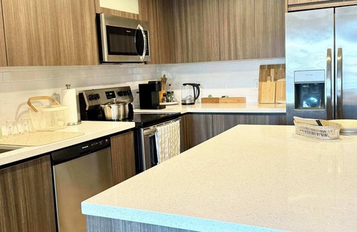 Parkside Apartment | NEW Modern Condo, FREE Parking & High Speed Wifi