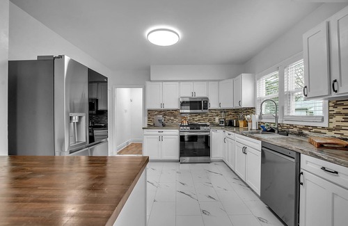 Cheektowaga House | New Modern Home in well appointed Buffalo, NY neighborhood.