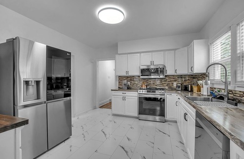 Cheektowaga House | New Modern Home in well appointed Buffalo, NY neighborhood.