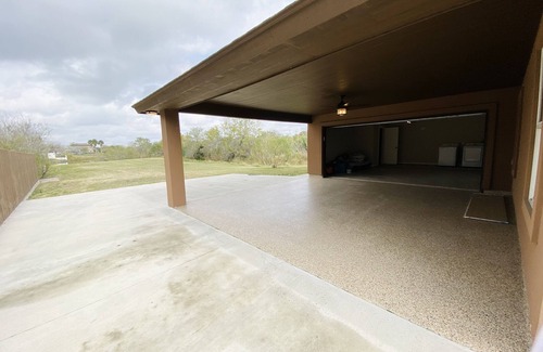 Brownsville House | New Modern House near Hospital , shopping centers with backyard and Resaca view.
