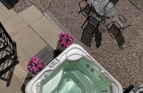 Saskatoon House | *NEW* Modern House With Private Hot Tub & Parking