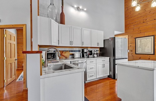 Warren House | NEW! Modern Log Cabin with Skiing & Work-Friendly Setup